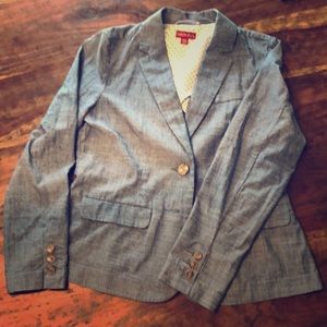 Medium chambray blazer with cute pockets!